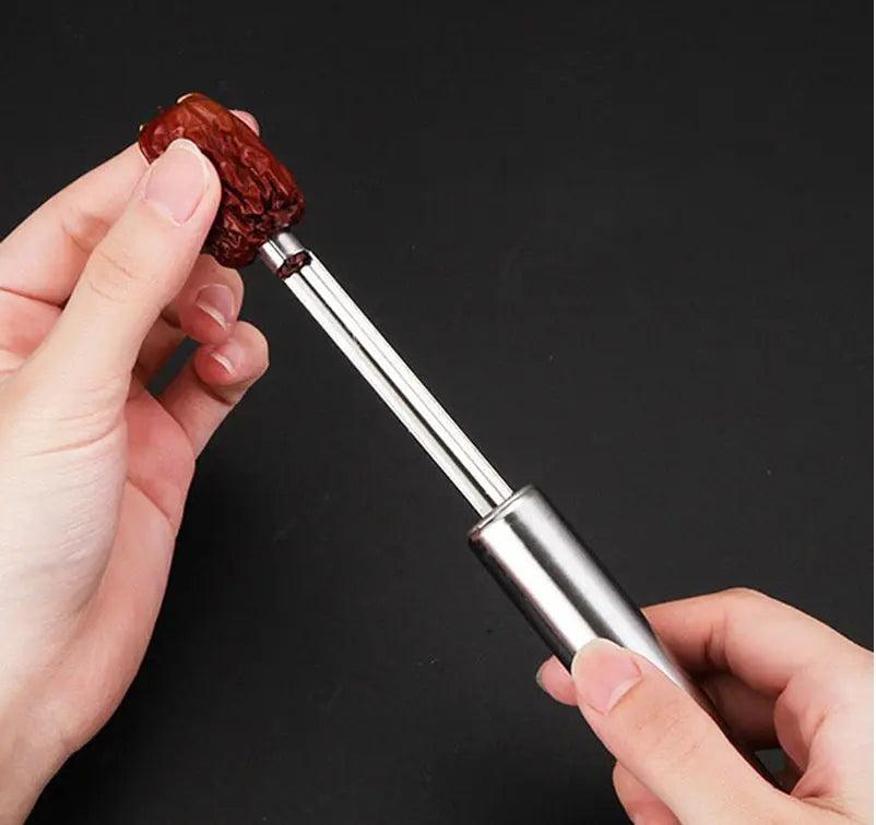 Compact pineapple slicing tool for convenient storage
