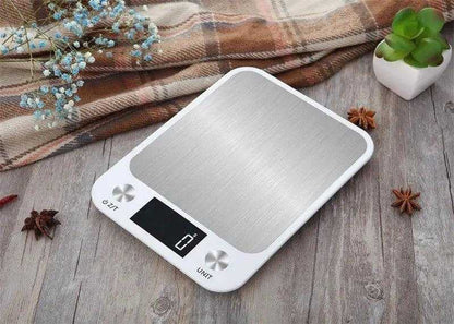 Multi-function kitchen scale displaying g, oz, ml, and lb&