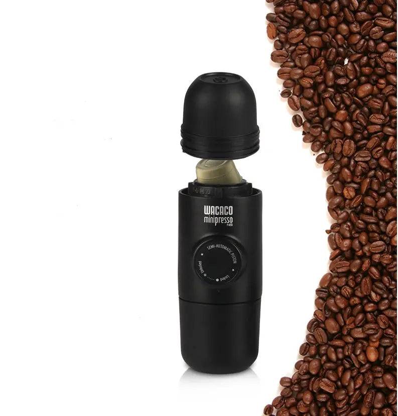 Easy to carry coffee maker for convenient coffee enjoyment  